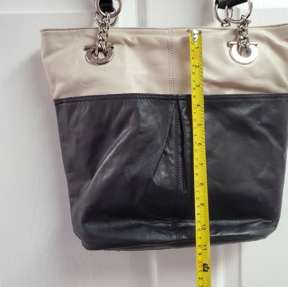 Tignanello blk/cream 3 compartment purse w/ magnetic closure, 2 outside pockets - Picture 10 of 13